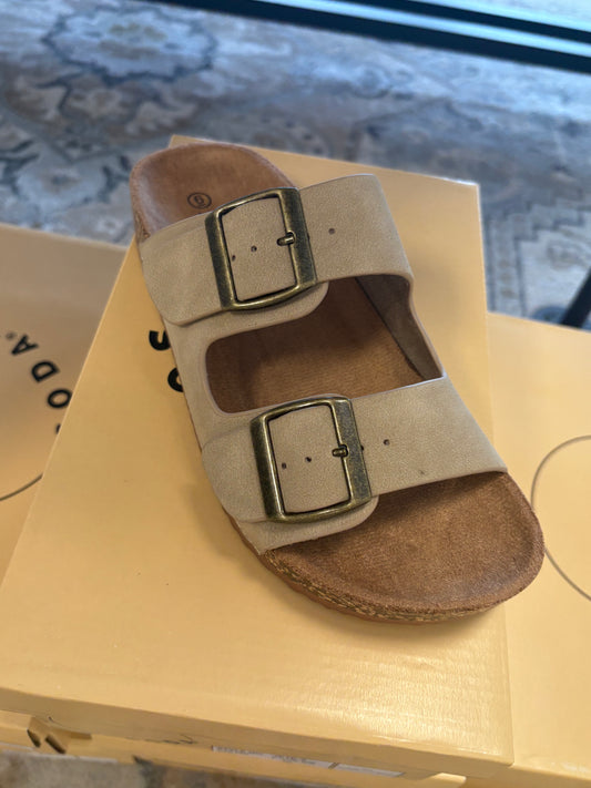 Ariana Taupe Strap Sandlas